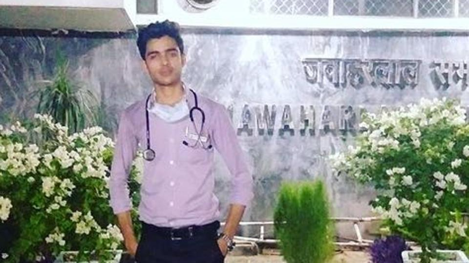 this man posed  as a doctor at aiims for five months